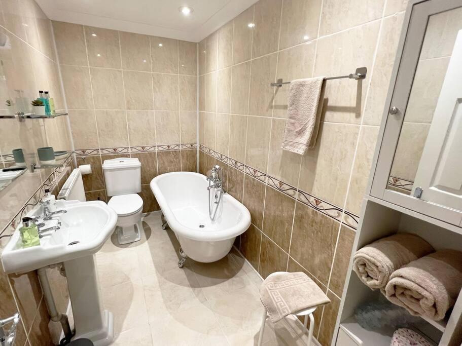 Private Parking, Central Llandudno, King Bed With Ensuite At Clement Lodge Exterior photo