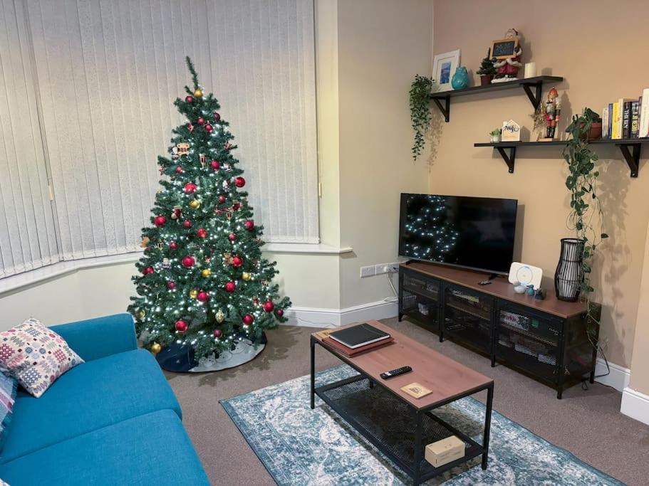 Private Parking, Central Llandudno, King Bed With Ensuite At Clement Lodge Exterior photo