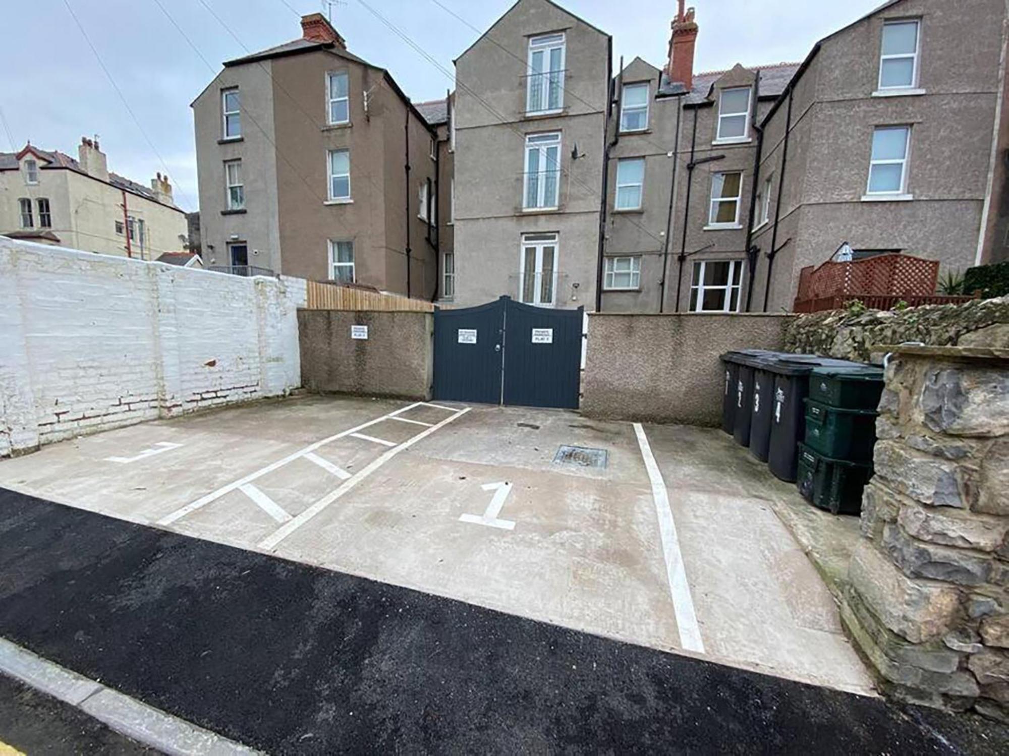 Private Parking, Central Llandudno, King Bed With Ensuite At Clement Lodge Exterior photo