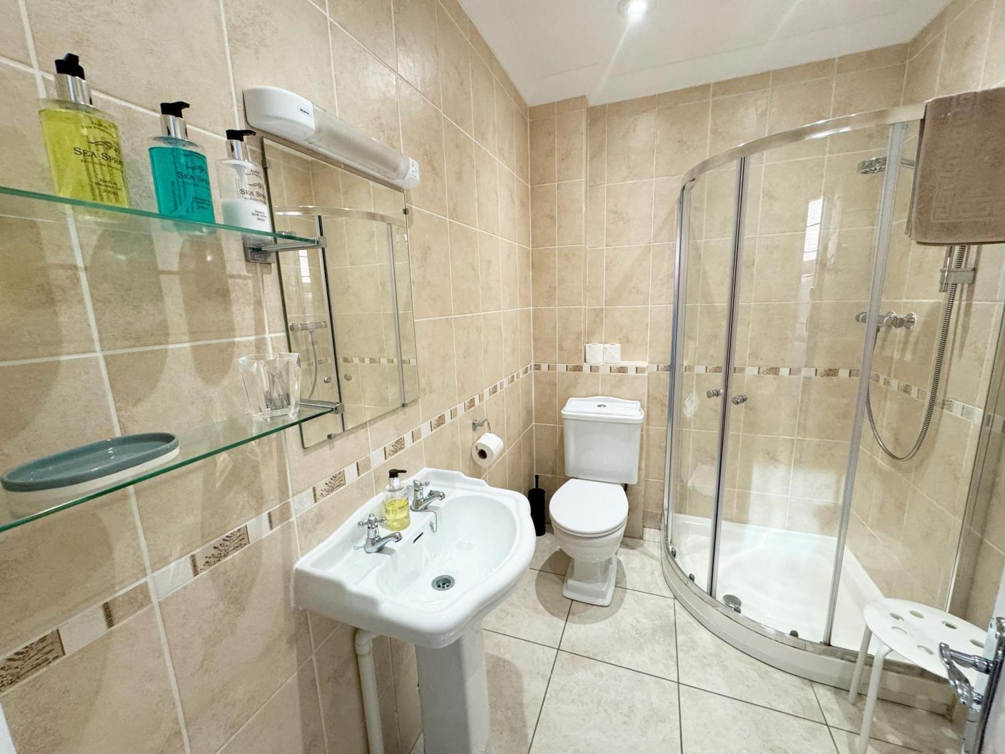Private Parking, Central Llandudno, King Bed With Ensuite At Clement Lodge Exterior photo